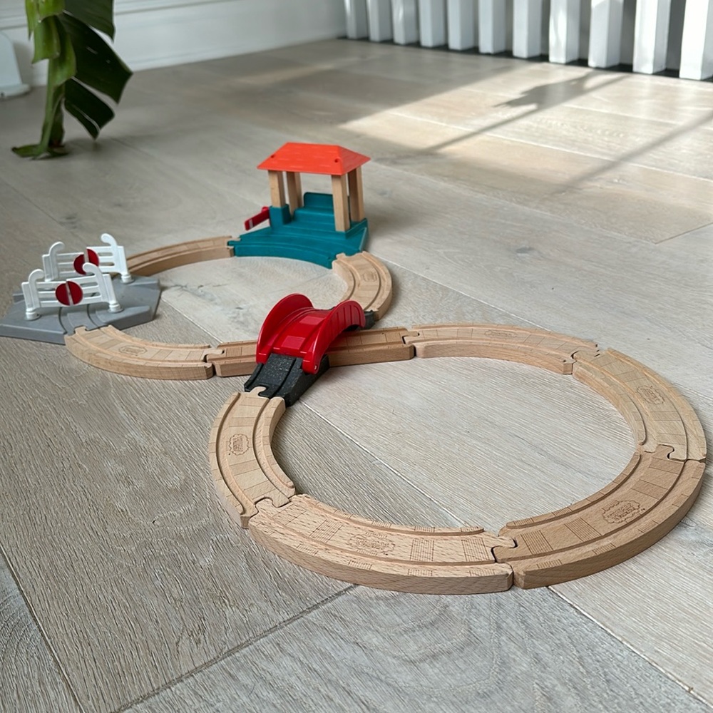 Thomas and Friends Wooden Figure 8 Track CROSBY Station!